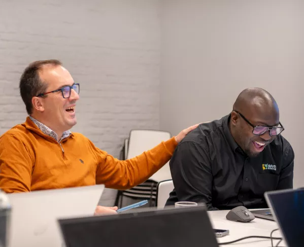 2 Maintenance management consultants die lachen