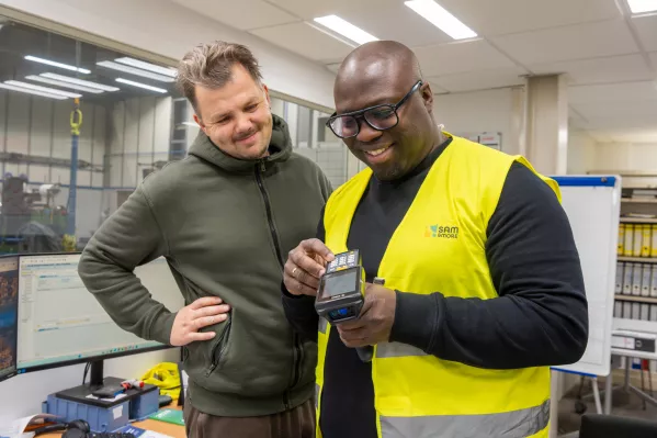 Maintenance management consultant geef uitleg met scanner in de hand